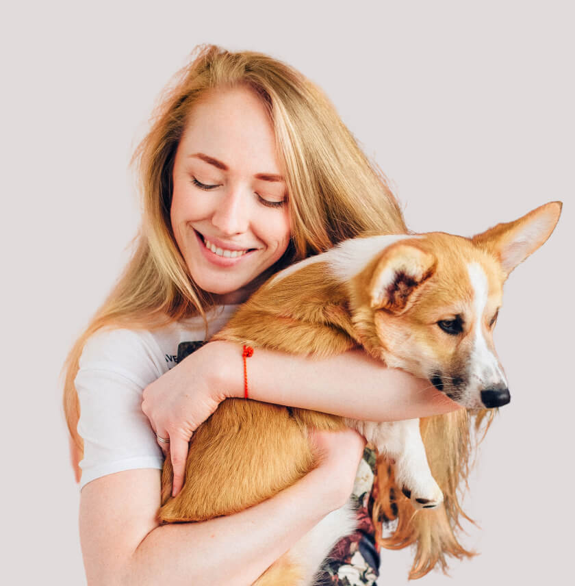femme blonde au chien roux
